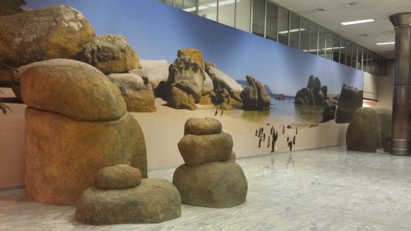 (Fake) boulders on display at the Cape Town International Airport. 