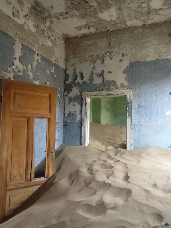 A sand dune slowly taking over a room in Kolmanskop.